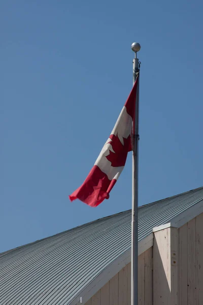 Kanadensisk Flagga Vinden Mot Blå Himmel — Stockfoto