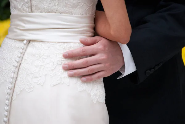Bruden Och Brudgummen Visar Tillgivenhet — Stockfoto