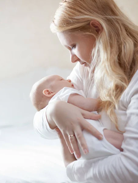 Retrato Una Madre Con Bebé Recién Nacido — Foto de Stock