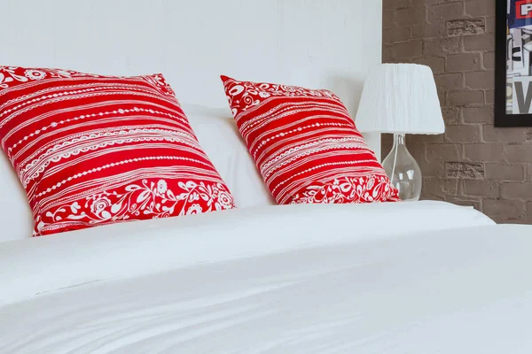 Красная Подушка Спальне Белой Простыней Лампой — стоковое фото