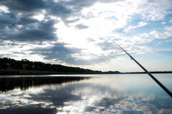 Balıkçı Spor Hobi Olta Veya Iplik Makarası Nehri Üzerinde Sunrise — Stok fotoğraf