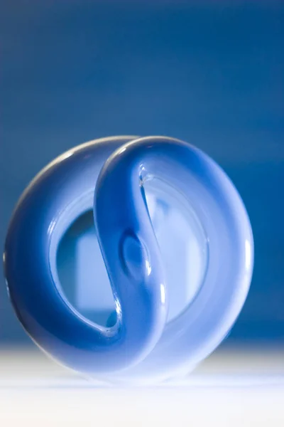 Lâmpada Fluorescente Compacta Com Brilho Azul Isolada Sobre Fundo Azul — Fotografia de Stock