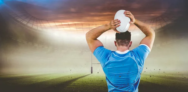 Ragbi Sahası Karşı Topu Atma Rugby Oyuncusu — Stok fotoğraf