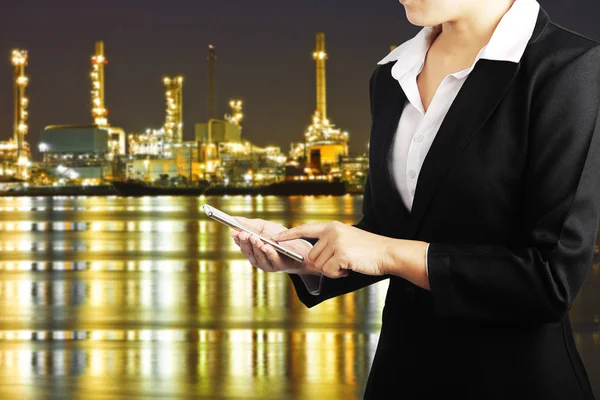 Empresária Segurando Telefone Com Planta Petroquímica Refinaria Petróleo Fundo Noite — Fotografia de Stock