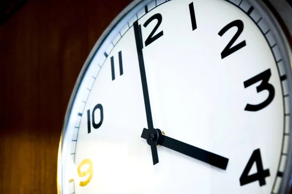 Zbliżenie Zegar Ścianie Czasie Czwartej Godziny — Zdjęcie stockowe