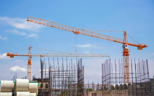 Guindaste Laranja Construção Pilha Fundação Metal Tubo Concreto Com Céu — Fotografia de Stock