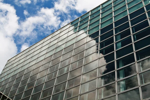 Reflejo Una Nube Esponjosa Rascacielos — Foto de Stock