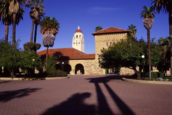 斯坦福大学校园在阳光明媚的日子 — 图库照片