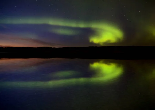 夜ショット オーロラ サスカチュワン カナダの湖の反射 — ストック写真