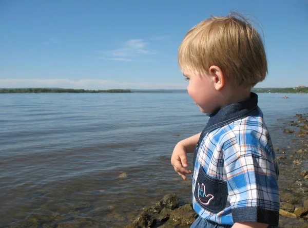 Niño Pequeño Mira Las Aguas Del Río Día Solar Verano — Foto de Stock