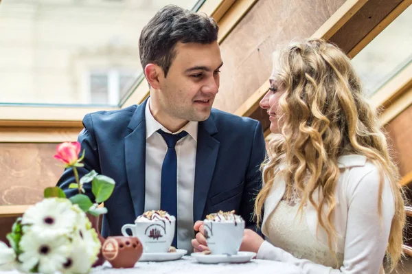 Pareja Recién Casada Tomando Café Café — Foto de Stock