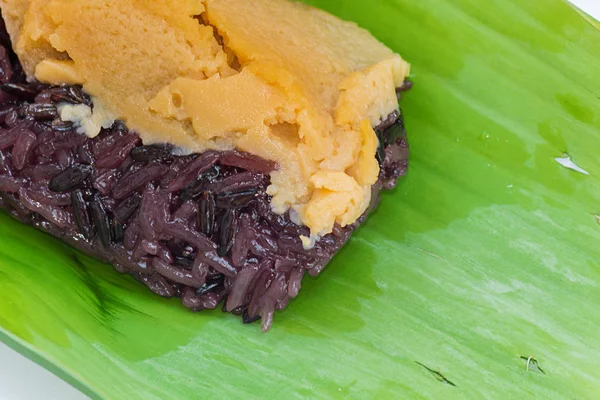 Černá Lepkavá Rýže Krémem Zabalené Banánové Listy — Stock fotografie