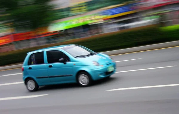 Carro Azul Claro Que Atravessa Centro Cidade Desfoque Movimento Foi — Fotografia de Stock