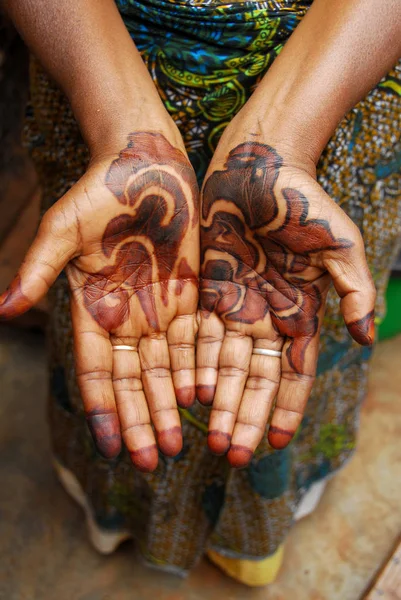 Mulher Africana Com Tatuagens Nas Mãos — Fotografia de Stock