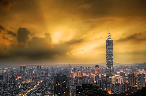 Şehir Manzarası Ile Dramatik Gökyüzü Ünlü Gökdelen Binalar Taipei Tayvan — Stok fotoğraf