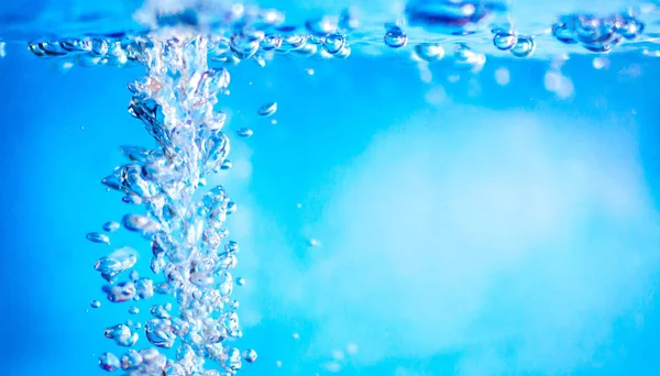 Piccole Gocce Acqua Sullo Sfondo Azzurro — Foto Stock