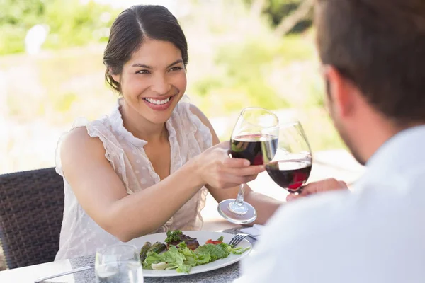 Szczęśliwa Para Opiekania Czerwonym Winem Randkę Patio Restauracji — Zdjęcie stockowe