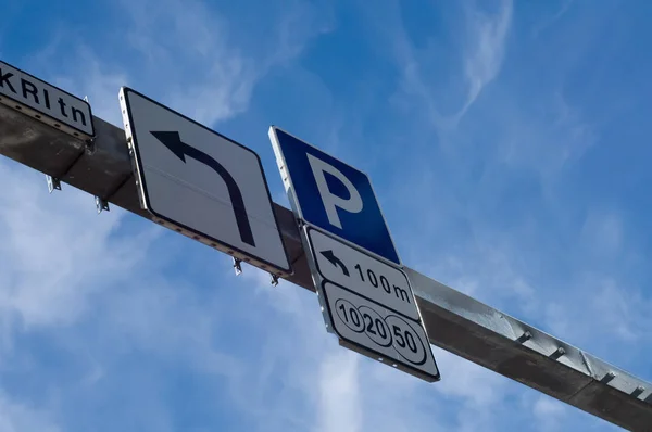 Tiro Señales Tráfico Cielo Azul Centro Ciudad — Foto de Stock