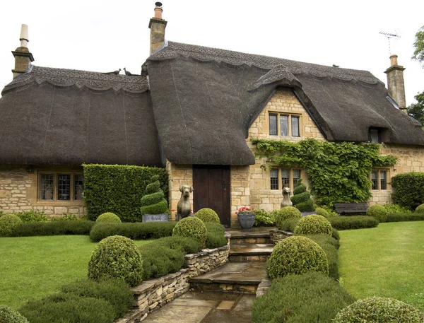 Beautiful Upper Class Cottage Thatched Roof Pretty Garden Village Chipping — Stock Photo, Image