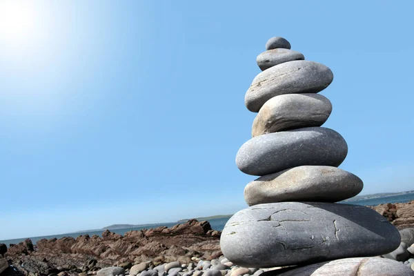 Rochas Equilibradas Uma Calma Praia Espiritual Costa Irlanda Com Sol — Fotografia de Stock