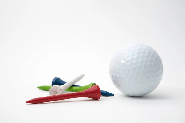 ゴルフ ボール 木製ティー — ストック写真