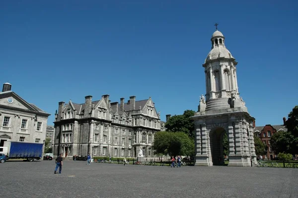 Laaja Kulma Laukaus Quad Trinity College Dublinissa Kaunis Bell Torni — kuvapankkivalokuva