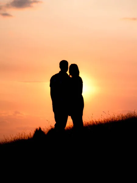 Couple Debout Sur Une Colline Coucher Soleil — Photo