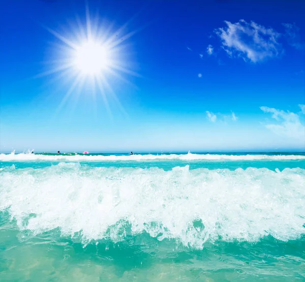 Ondas Mar Céu Azul Ensolarado — Fotografia de Stock