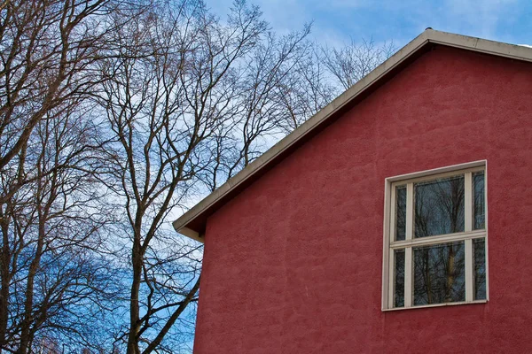 Edificio Rojo Árboles — Foto de Stock