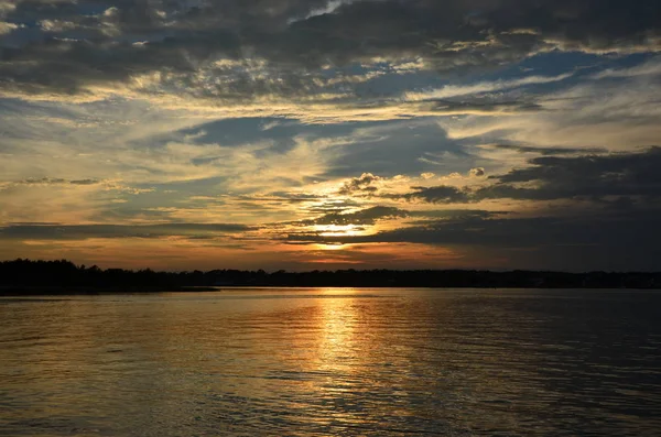 ノースカロライナ州の水路の上の黄金の夕日 — ストック写真