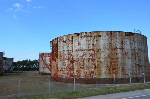 Іржаві Резервуари Зберігання Нафти Явилися Близько — стокове фото