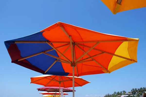 Sombrillas Playa Coloridas Durante Día — Foto de Stock