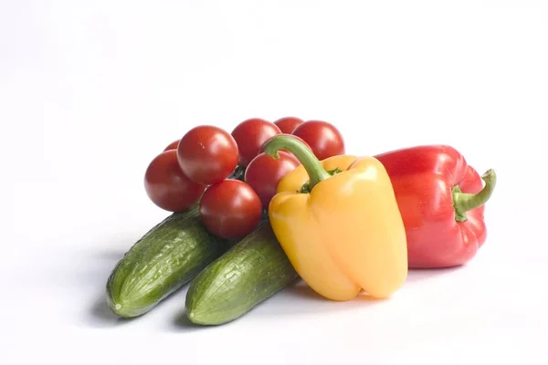 Concombres Frais Tomates Poivrons Isolés Sur Fond Blanc — Photo