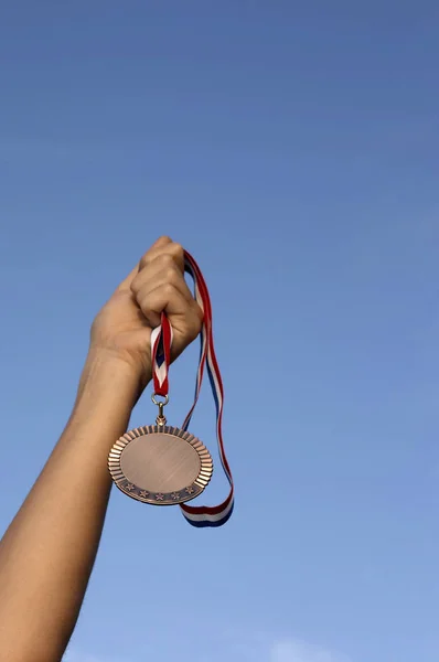 Mão Segurando Prêmio Céu — Fotografia de Stock