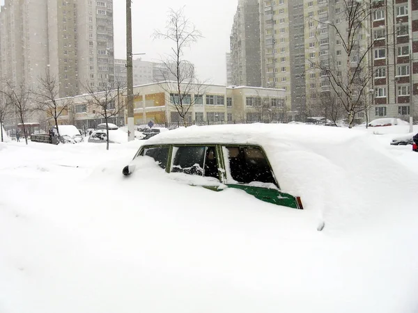 Автомобиль Грудой Снега Крыше — стоковое фото