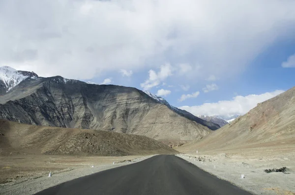 Uma Estrada Entre Montanhas Para Vale Nubra Leh Índia — Fotografia de Stock