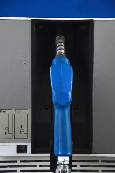 Benzin Stasyonunda Mavi Gaz Pompası Nozulları — Stok fotoğraf