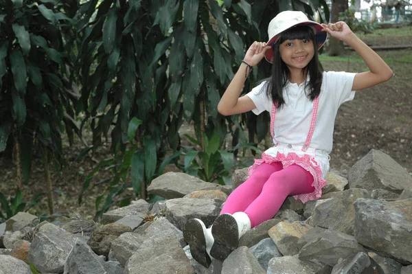 Kis Ázsiai Lány Leül Parkban — Stock Fotó