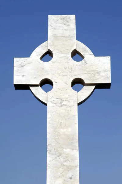 Bílý Hrob Kamenný Kříž Před Jasnou Modrou Oblohou — Stock fotografie
