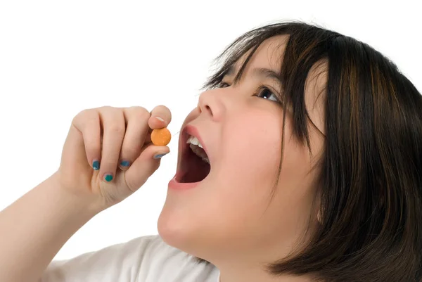 Seorang Gadis Muda Mengambil Tablet Vitamin Yang Dapat Dikunyah Terisolasi — Stok Foto