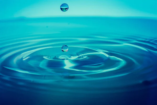 Instantánea Una Gota Agua Golpeando Superficie Del Agua Causando Pequeño — Foto de Stock