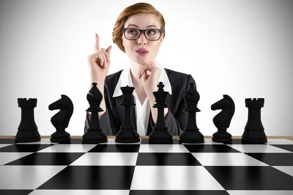 チェス盤と思考赤毛の実業家の合成画像 — ストック写真