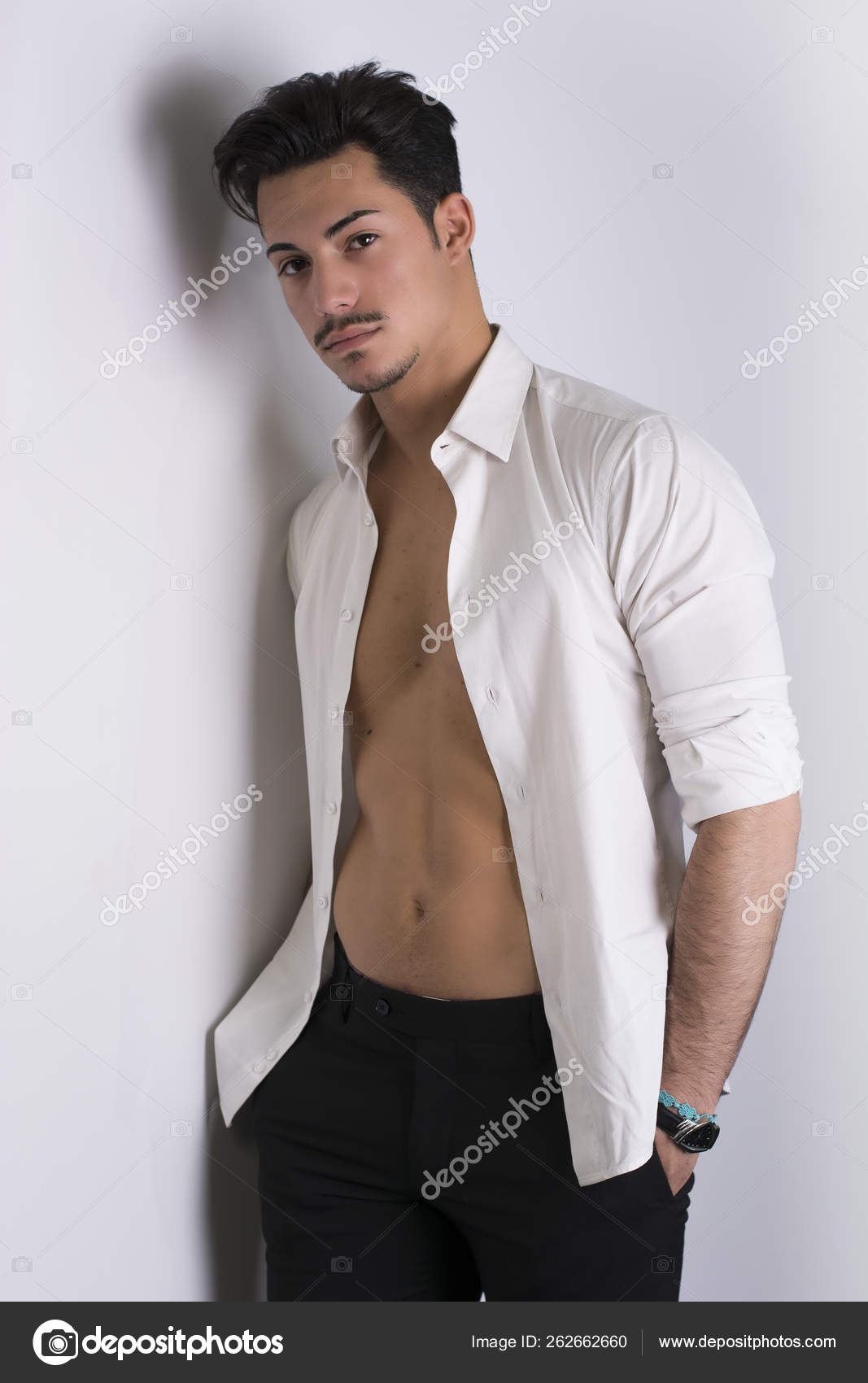 Min Skynd dig Se igennem Elegant Attraktiv Ung Mand Med Hvid Skjorte Åben Nøgen Overkrop —  Stock-foto © YAYImages #262662660