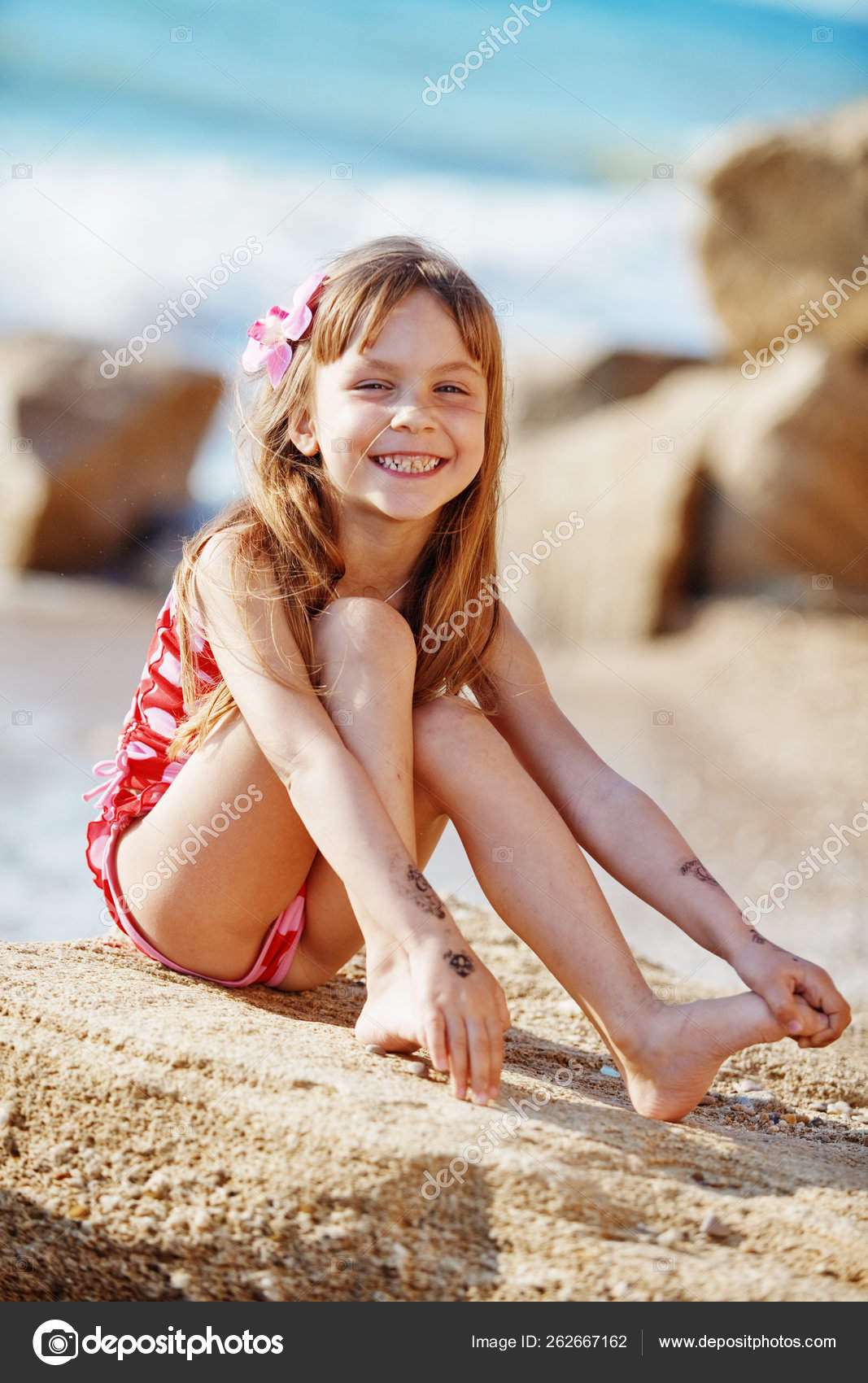 на пляже девочка