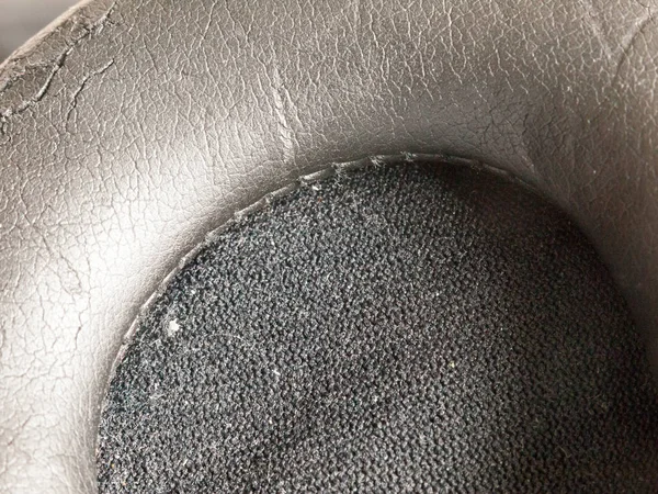 Schwarze Struktur eines Kopfhörer-Ohrhörers aus der Nähe Makro — Stockbild Schwarze Struktur Eines Kopfhörer Ohrhörers Aus Der Nähe Makro — Stockfoto