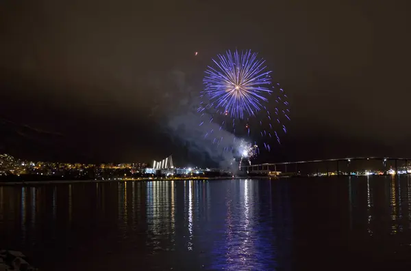 Bellissimi Fuochi Artificio Sul Cielo Notturno Nella Città Tromsoe Con — Foto Stock