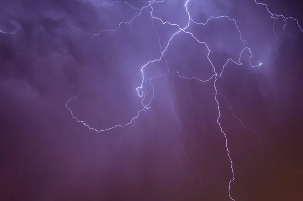 Relâmpago Dramático Brilhante Estendido Através Céu Noturno Sobre Brilho Luzes — Fotografia de Stock