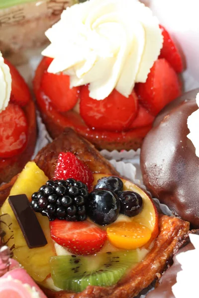 Leckeres Gebäck Mit Frischem Obst — Stockfoto