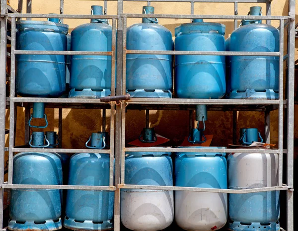 Зберігання Блакитними Пляшками Газу — стокове фото