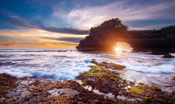 Tanah Çok Tapınakta Günbatımı Bali Endonezya Karanlık Deniz Manzarası — Stok fotoğraf